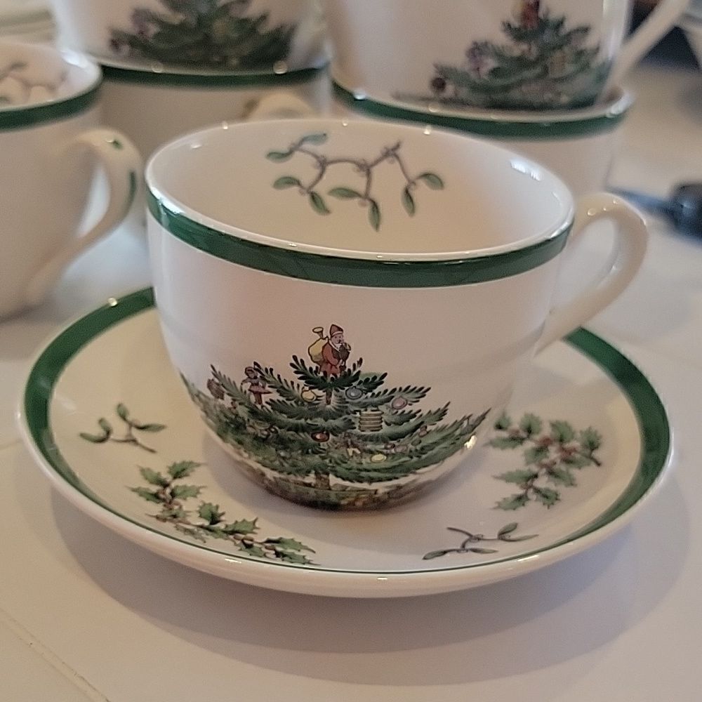 Vintage Spode Christmas tea cups/saucers 7oz. Set of 6